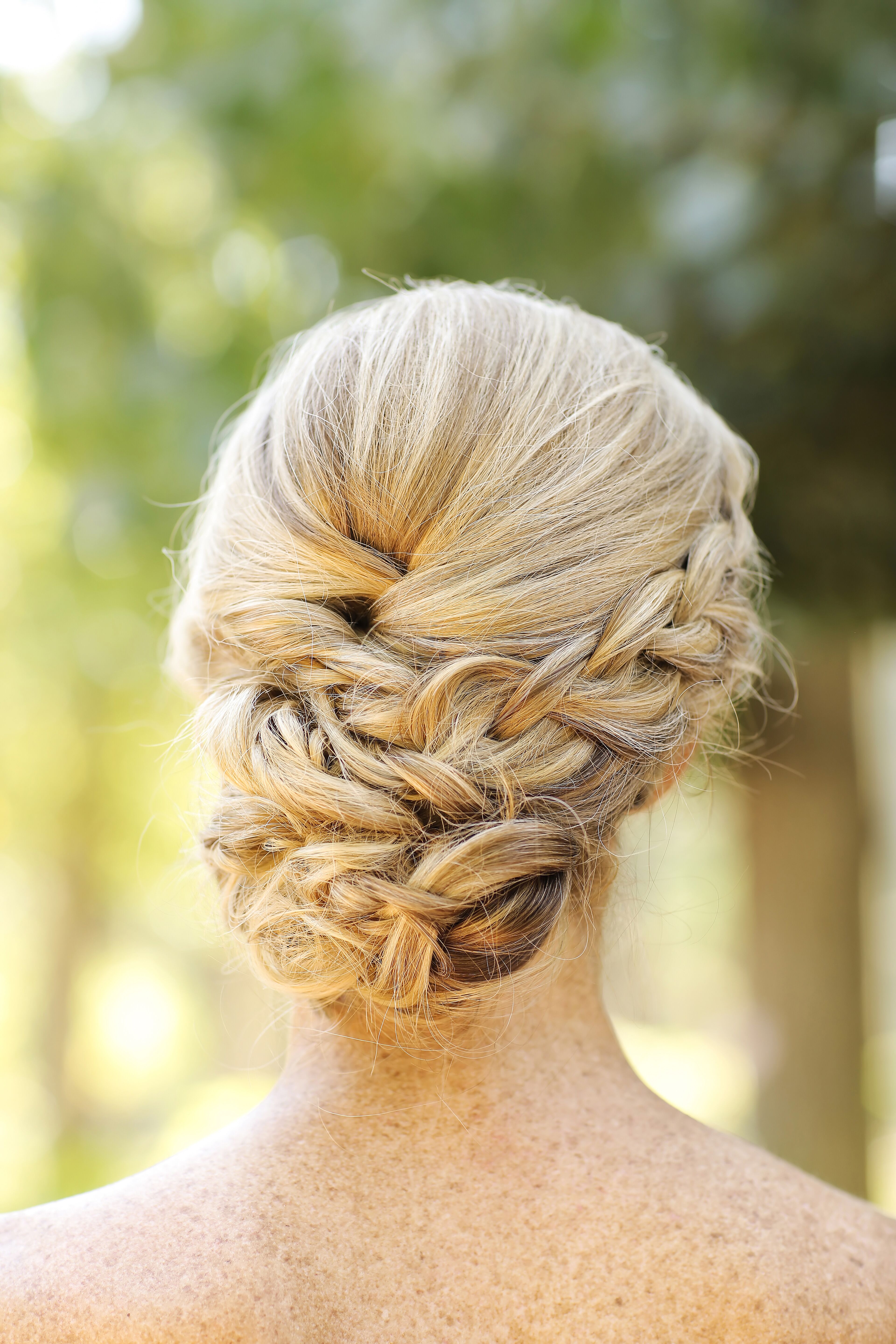 een elegante gevlochten chignon ziet er goed uit vanuit elke hoek