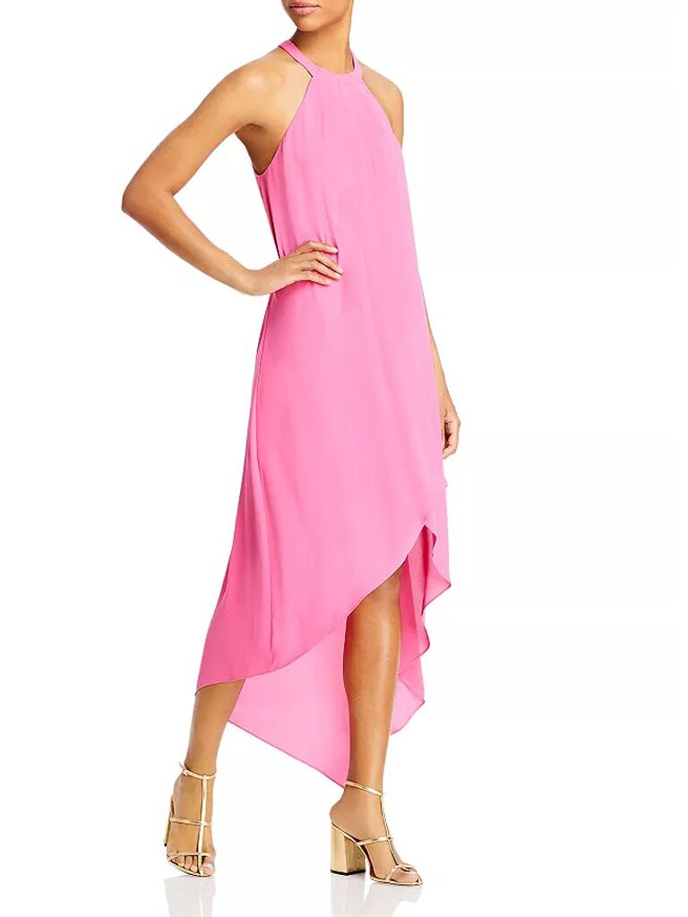 Chiếc váy midi hai dây màu hồng tươi tắn dành cho khách dự đám cưới của bloomdale với chân váy cạp cao và xếp nếp