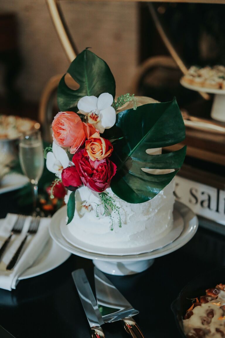 One-tier wedding cake with monstera leaf decorations