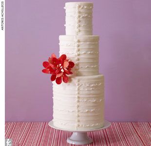 Pastel de boda blanco con volantes