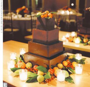 Pastel de boda decorado con manzanas y peras