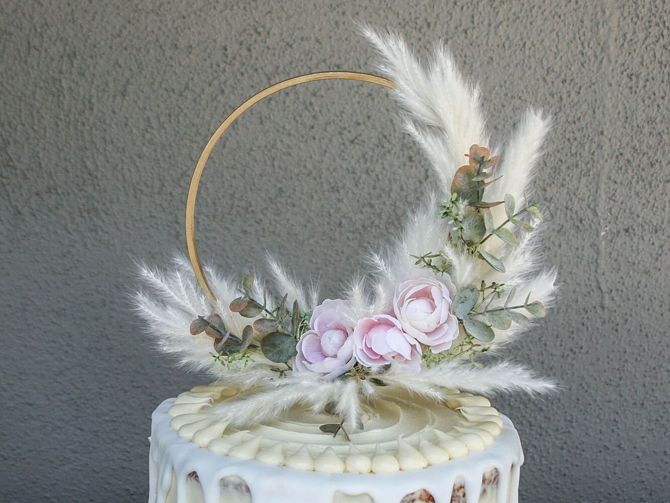 Topper de bolo de casamento com cesto de grama de pampa
