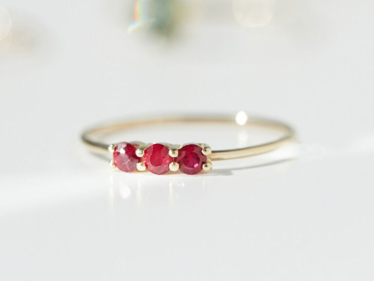 Кольцо с тремя камнями и рубином с тонкой лентой из желтого золота 