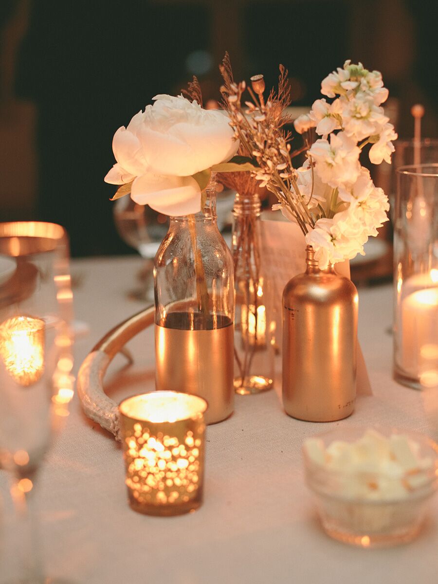 Jarrones de oro que no coinciden para la mesa de recepción de bodas