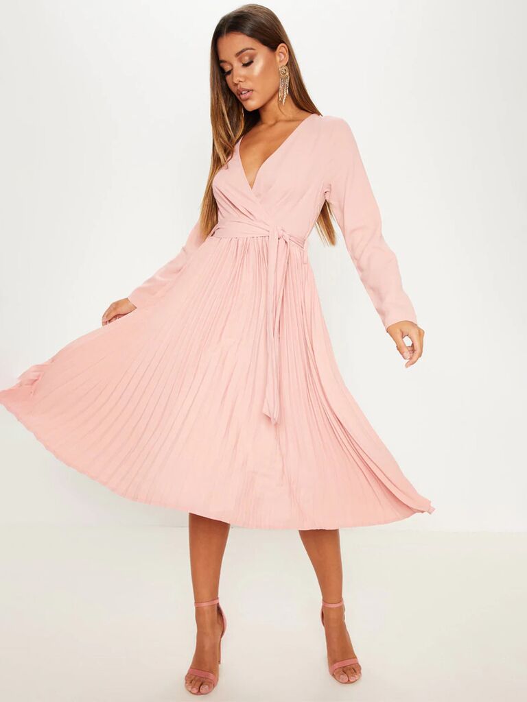 Chiếc váy nhỏ xinh màu hồng pastel nhẹ nhàng dành cho khách dự đám cưới với tay áo dài cổ chữ V thắt eo và váy xếp ly bồng bềnh