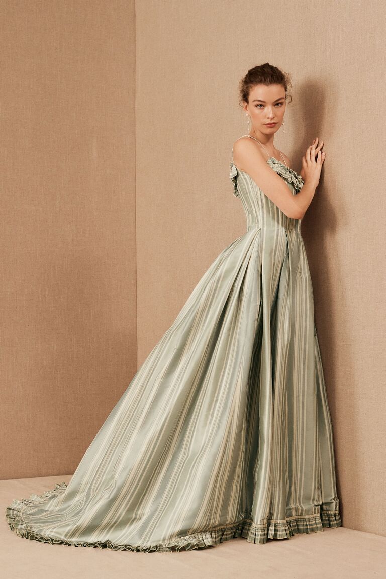 Áo choàng dạ bóng taffeta sọc xanh lam, xanh lá và trắng cổ điển với đường viền cổ bèo váy cưới đơn giản tinh tế