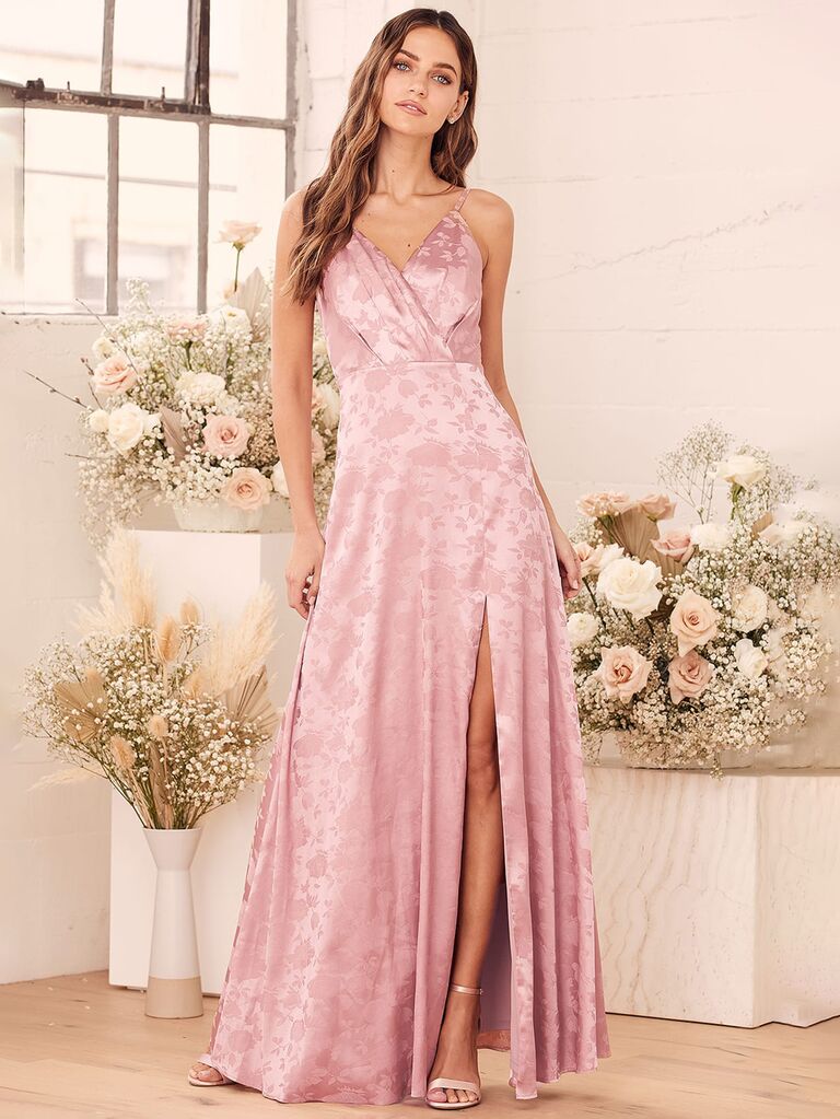 Váy maxi phù dâu thắt nơ màu hồng nhạt lulus với đường viền và đường xẻ cổ chữ V in hoa