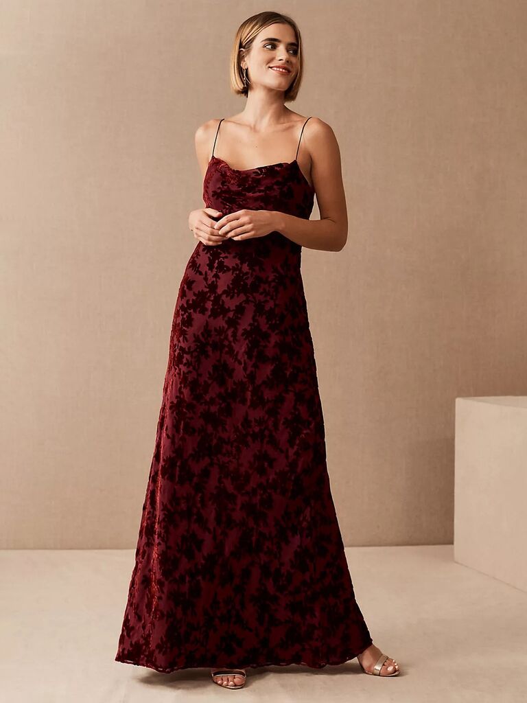 anthropologie bhldn áo dài nhung đỏ và đen cho khách dự đám cưới với in hoa và dây đai mì Ý