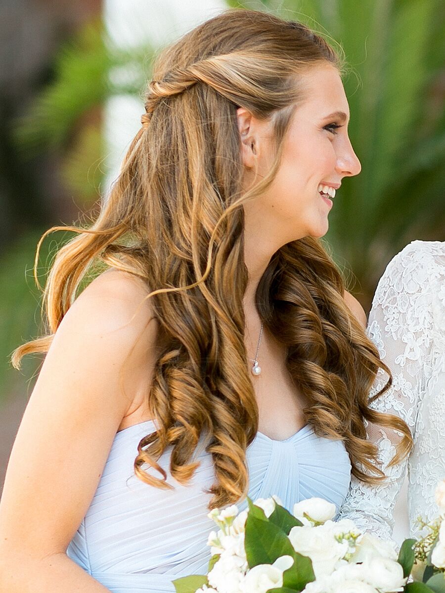 Simples de dama de honra penteado para um decote sem alças