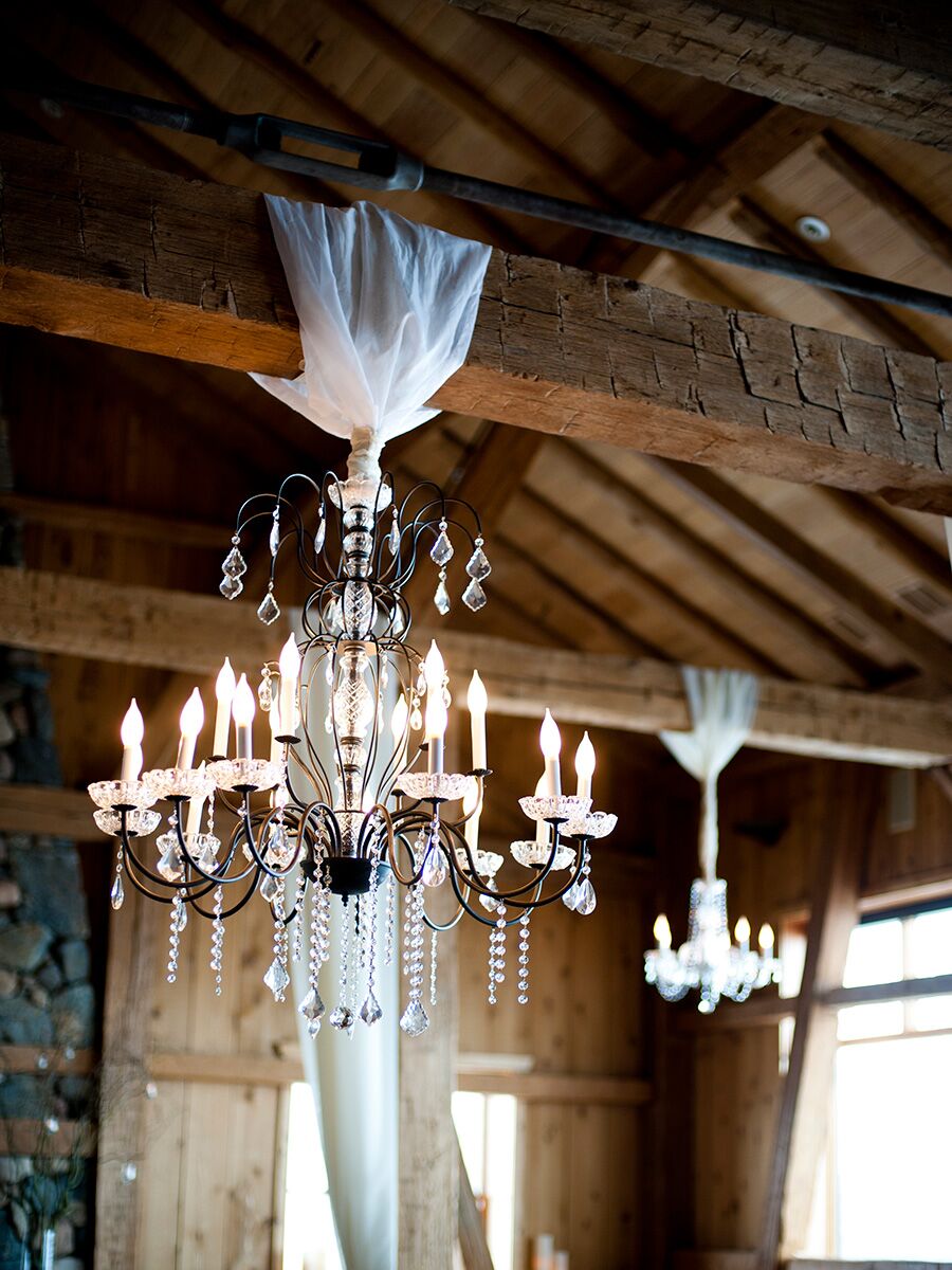 Elegantes lámparas de araña para una boda rústica de invierno