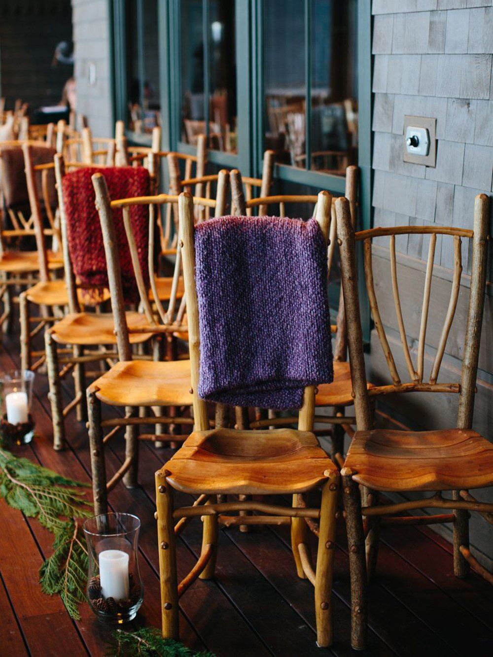 毛布と素朴な冬の結婚式の椅子