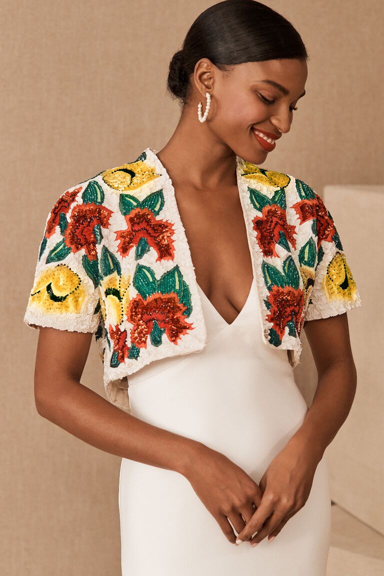 Áo khoác cưới bolero thêu hoa màu đỏ, vàng và xanh sống động váy cưới đơn giản tinh tế