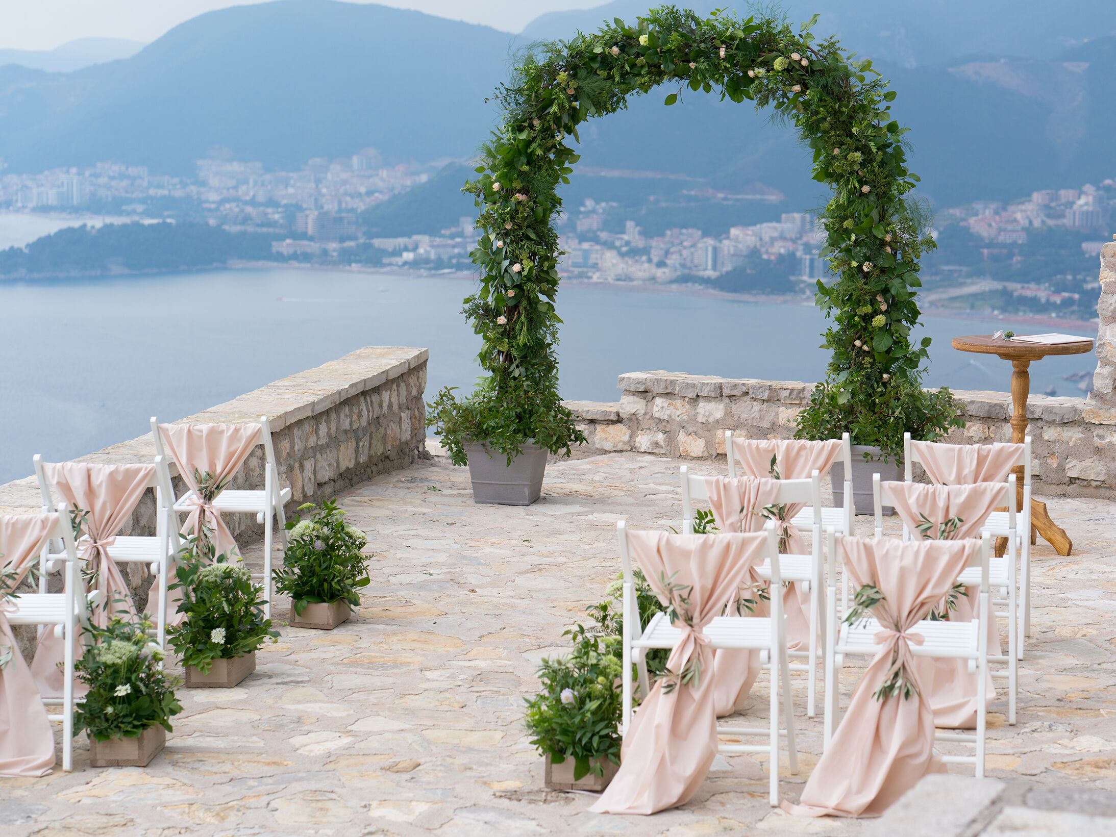 Featured image of post Simple Outdoor Wedding Aisle Decorations - Use the scenery to inform where you&#039;ll exchange vows, and mark the spot with a ceremony arch festooned in fabric and florals, such as these by bloominous.
