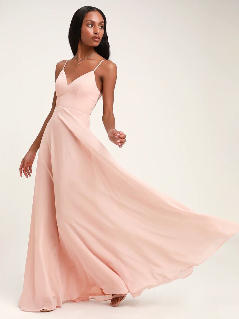 Váy phù dâu lãng mạn màu hồng nhạt lulus với váy bồng bềnh và dây đai spagetti