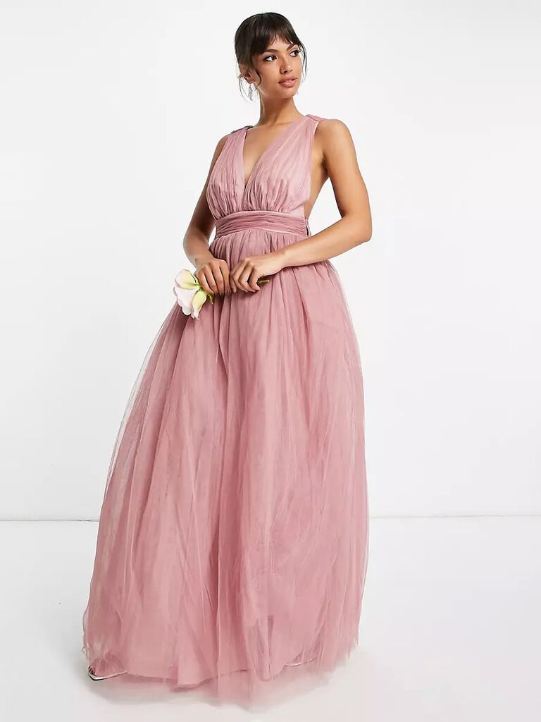 asos váy maxi phù dâu màu hồng nhạt lãng mạn với đường viền cổ yếm và vải tuyn