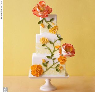 Floral bolo de casamento com amarelo guarnição do laço