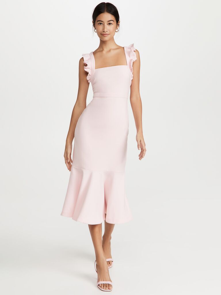 shopbop váy midi màu hồng nhạt với váy và tay áo được cắt tỉa bồng bềnh cho buổi diễn tập ăn tối cho khách ăn mặc