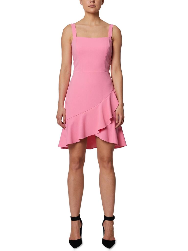 Chiếc váy bodycon mini màu hồng pastel của macy dành cho khách dự đám cưới với dây đai spaghetti dày và chân váy xếp nếp