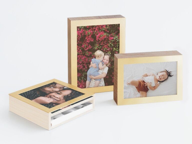 Три коробки для фотографий из дерева и латуни с милыми семейными фотографиями
