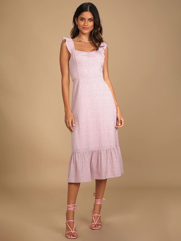 Chiếc váy màu pastel của lulus lilac dành cho khách dự đám cưới với phần dây xếp nếp in hoa màu tím và hồng và chân váy xếp nếp