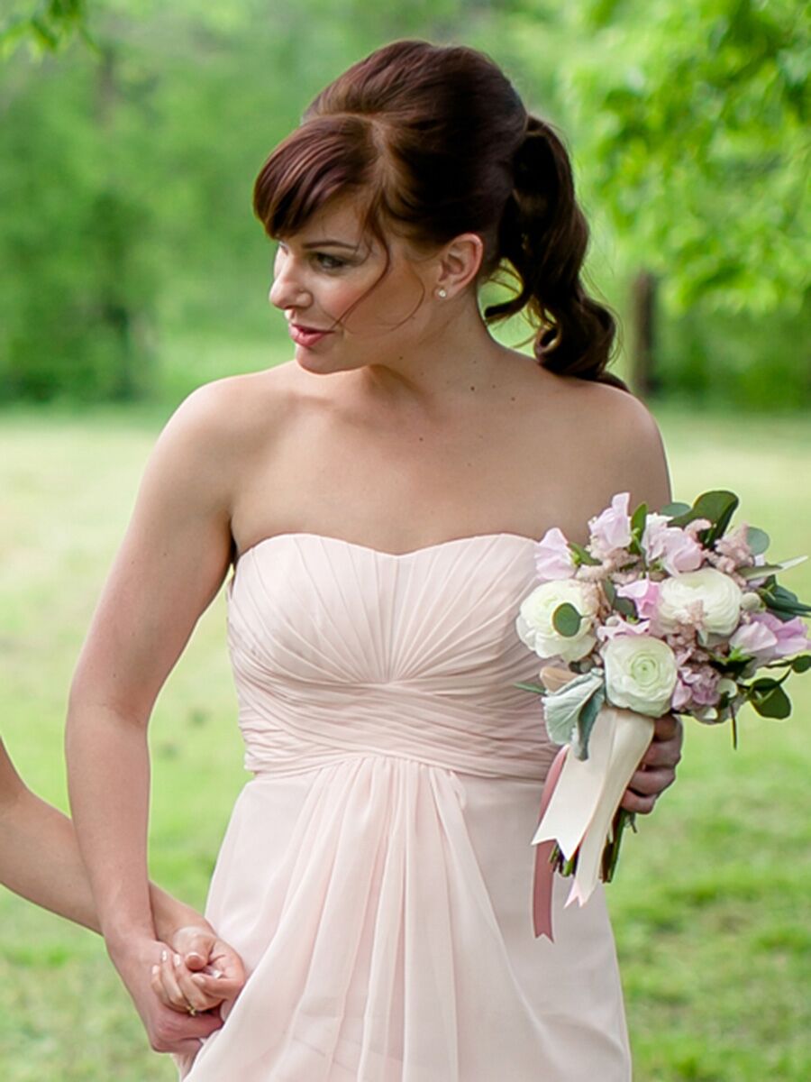 Cute dama de honra de cabelo ideia para um vestido sem alças