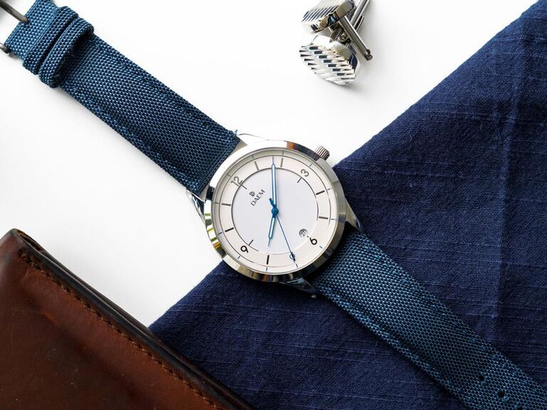 Современные и минималистичные часы на ремешке из ткани темно-синего цвета с белым циферблатом
