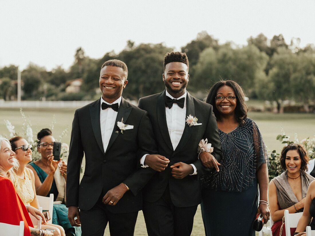 can the mother of the groom wear white