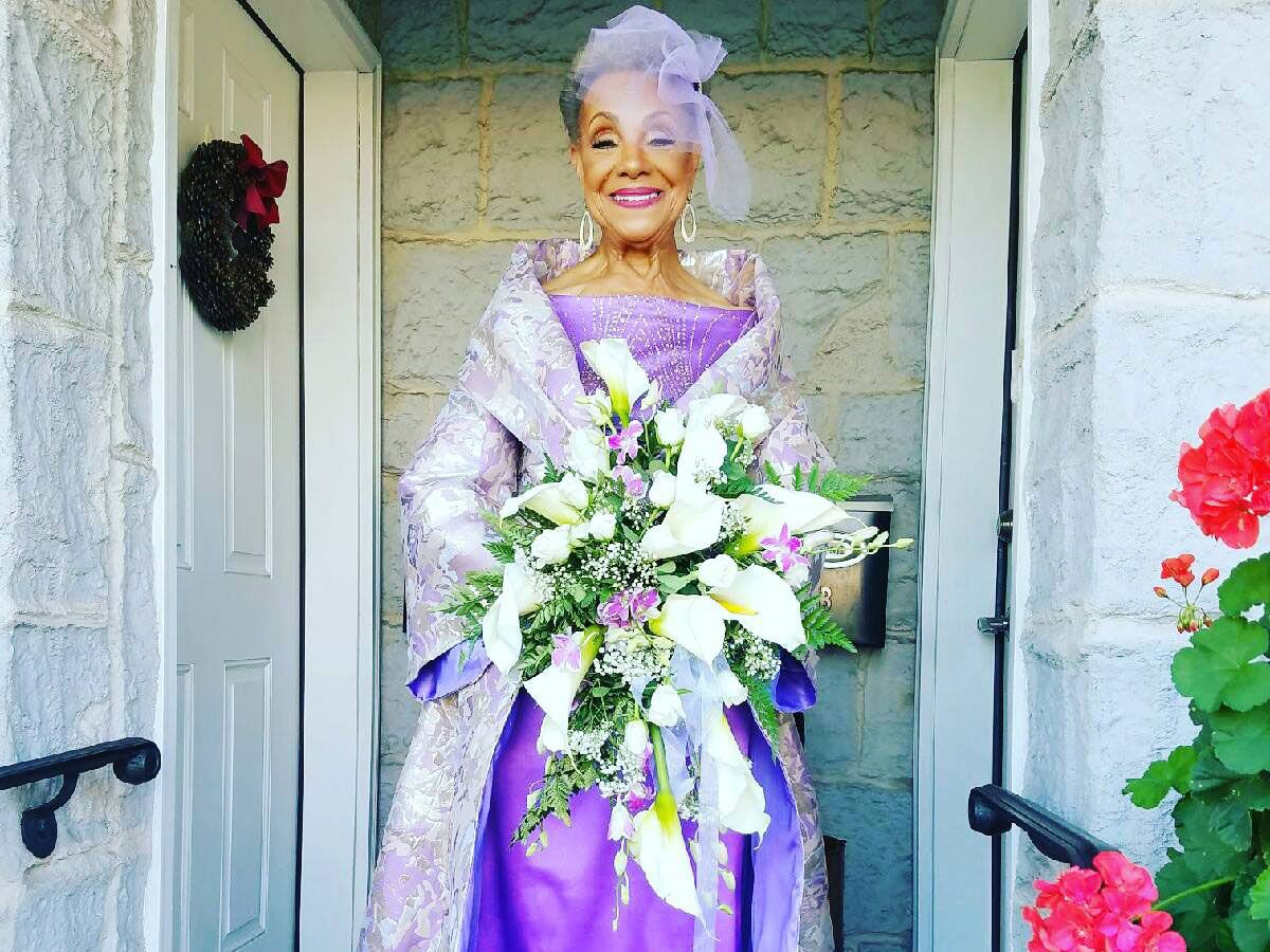 Бабушка в свадебном платье
