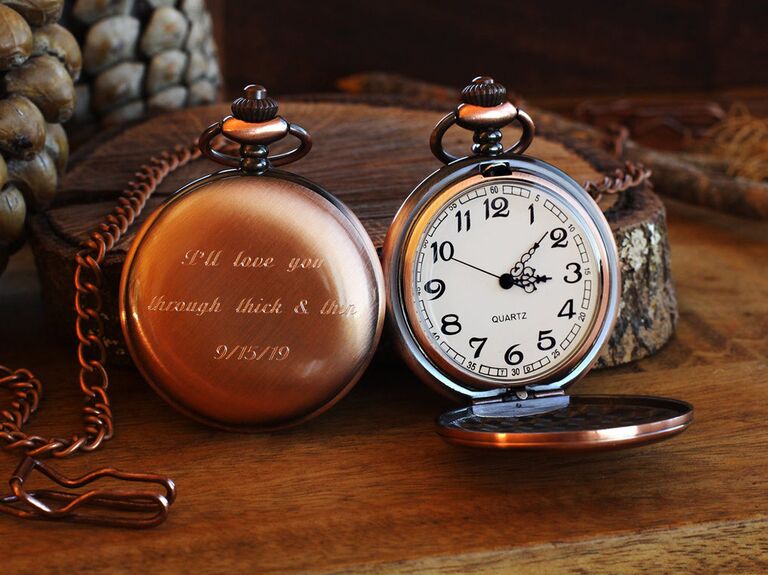 Карманные часы медного оттенка с гравировкой на изображении рядом, одно в открытом, а другое в закрытом виде