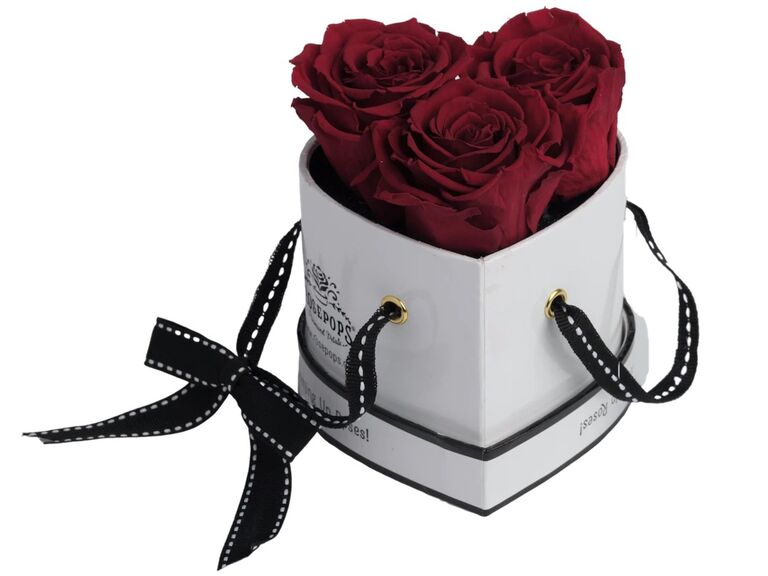 Белая лакированная шкатулка в форме сердца с тремя консервированными красными розами