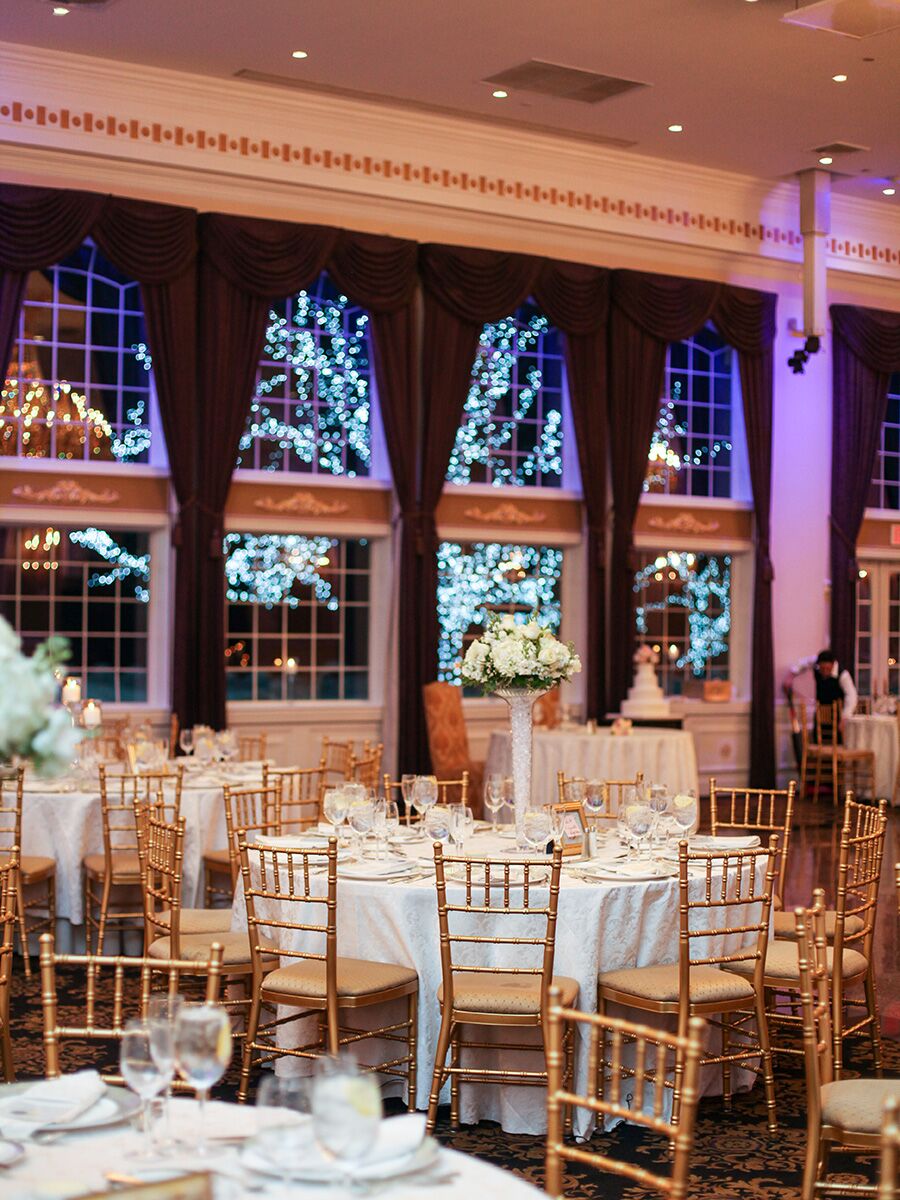 Decoración elegante para la recepción de bodas con luces de cadena azules en el exterior