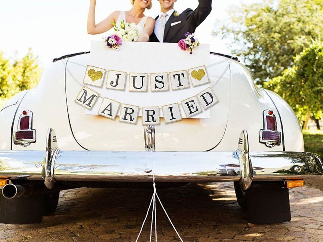 just married wedding car        <h3 class=