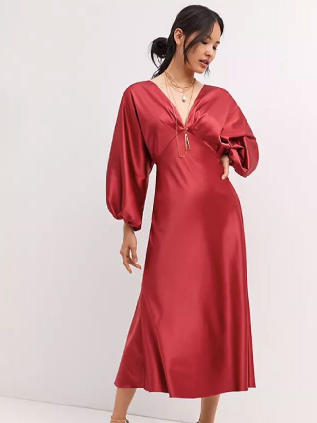 Váy cưới maxi lụa dài tay màu đỏ thẫm với phần lưng corset