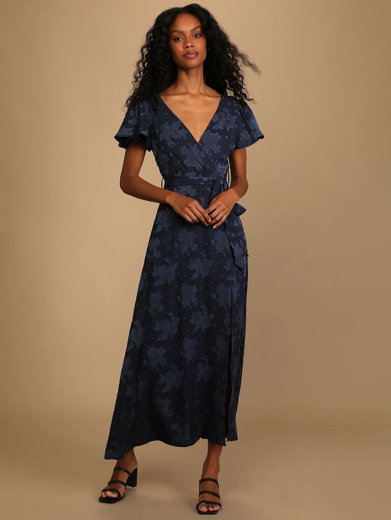Váy maxi màu xanh nước biển lulus với tay áo xòe chữ V thắt eo và in hoa cho buổi diễn tập ăn tối cho khách ăn mặc
