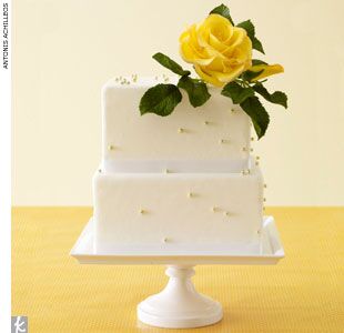  Quadratische Fondant Hochzeitstorte mit gelber Rose topper