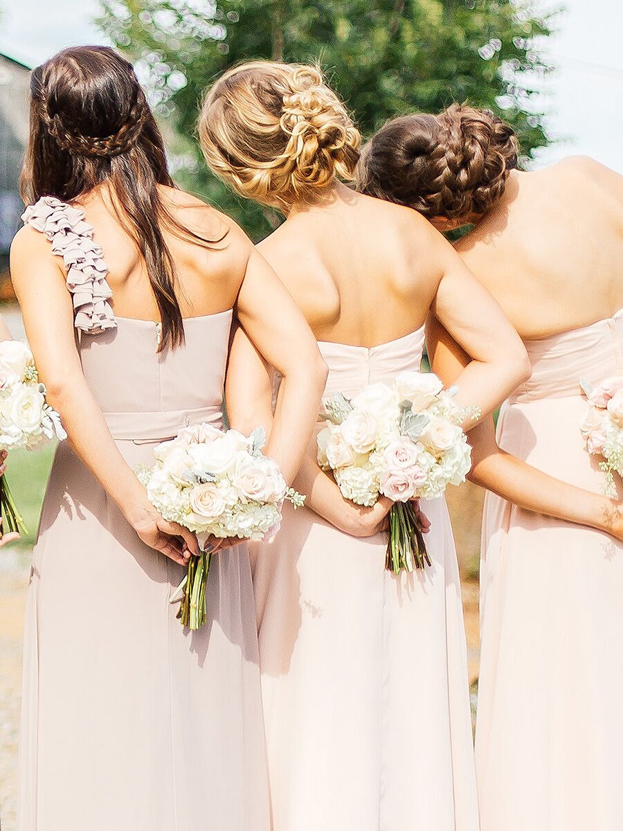 laag rommelig broodje bruidskapsel voor een strapless jurk