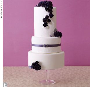 Pastel de boda púrpura y blanco con cinturón