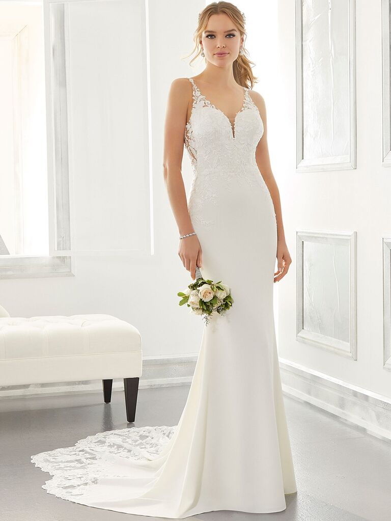 Váy cưới màu trắng morilee với đường viền cổ áo bằng ren spaghetti dây đai ren ngực và mẫu váy trơn hoa phù hợp váy cưới đơn giản đẹp
