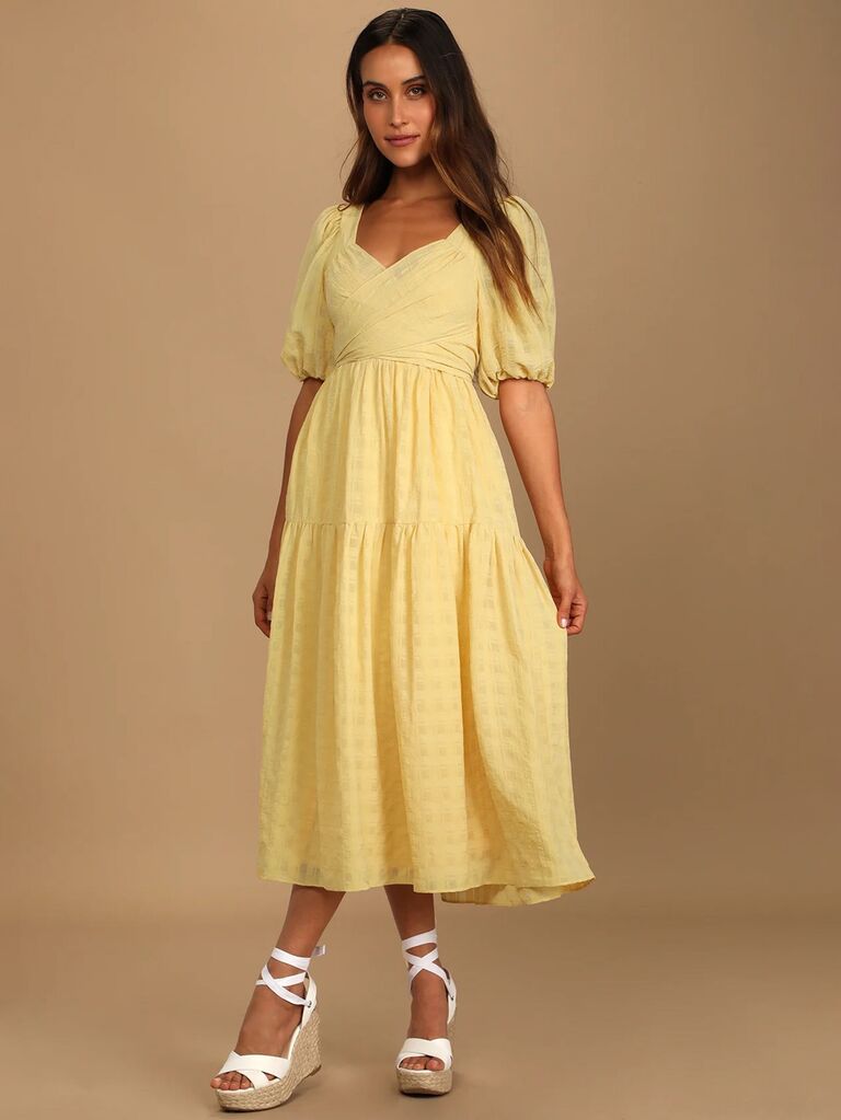 Váy midi màu vàng pastel nhẹ nhàng dành cho khách dự đám cưới với tay áo phồng ngắn và váy hoa xếp ly