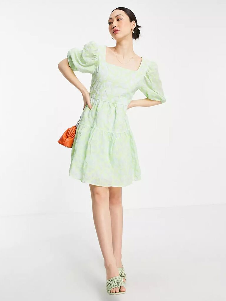 Chiếc váy mini màu xanh bạc hà của asos dành cho khách dự đám cưới với tay áo ngắn phồng, lưng thấp và váy bồng bềnh