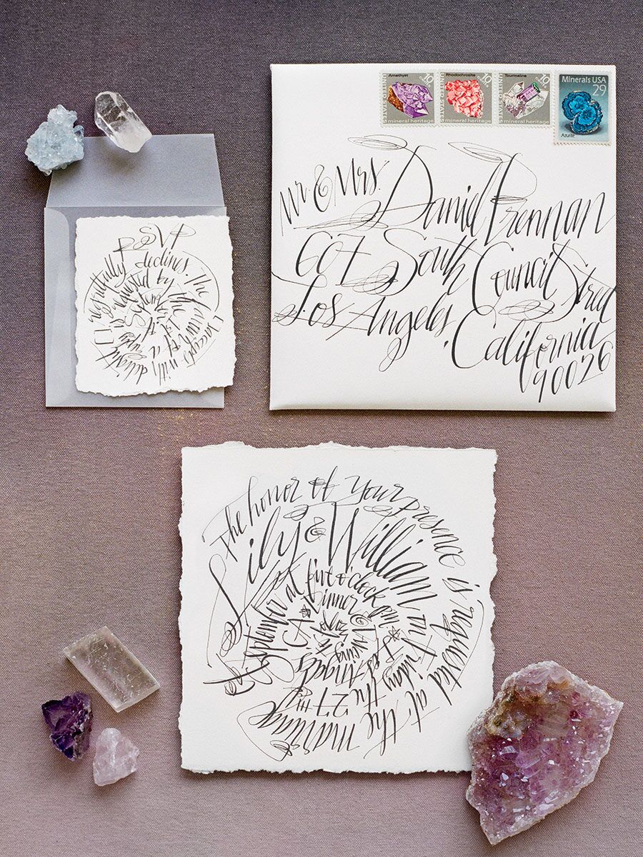 Invito di nozze a tema Geode con calligrafia di Emily J. Snyder