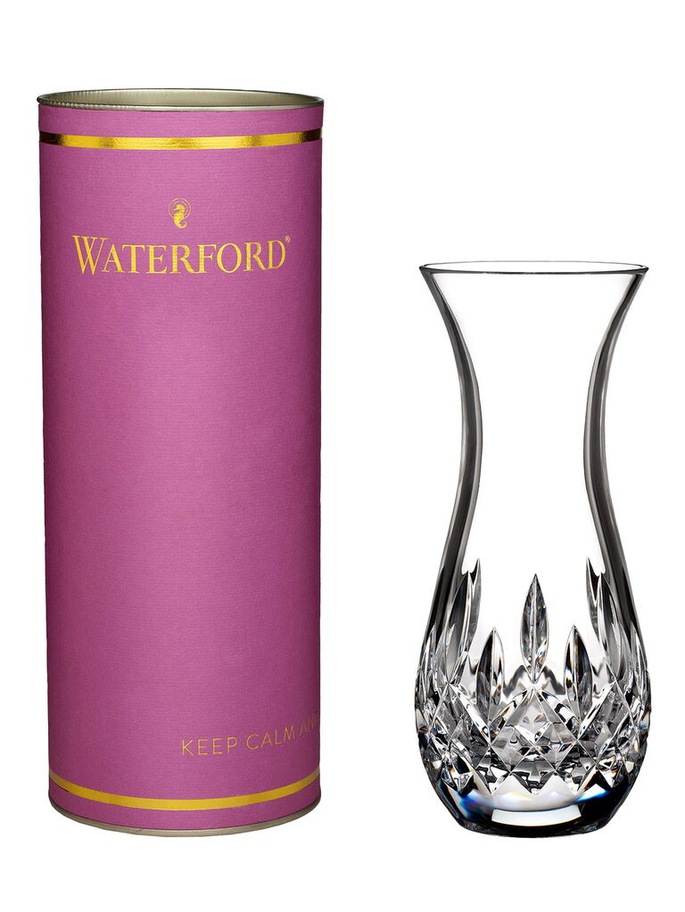 Изогнутая ваза Waterford Crystal с замысловатым граненым стеклом рядом с розовым подарочным контейнером