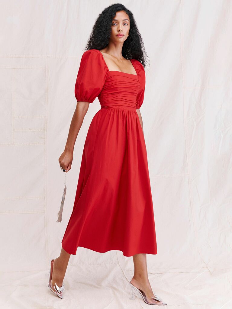 Cách tân chiếc váy đỏ tươi với váy hoa xếp nếp và tay áo ngắn phồng cho buổi diễn tập phục vụ bữa tối của khách mời