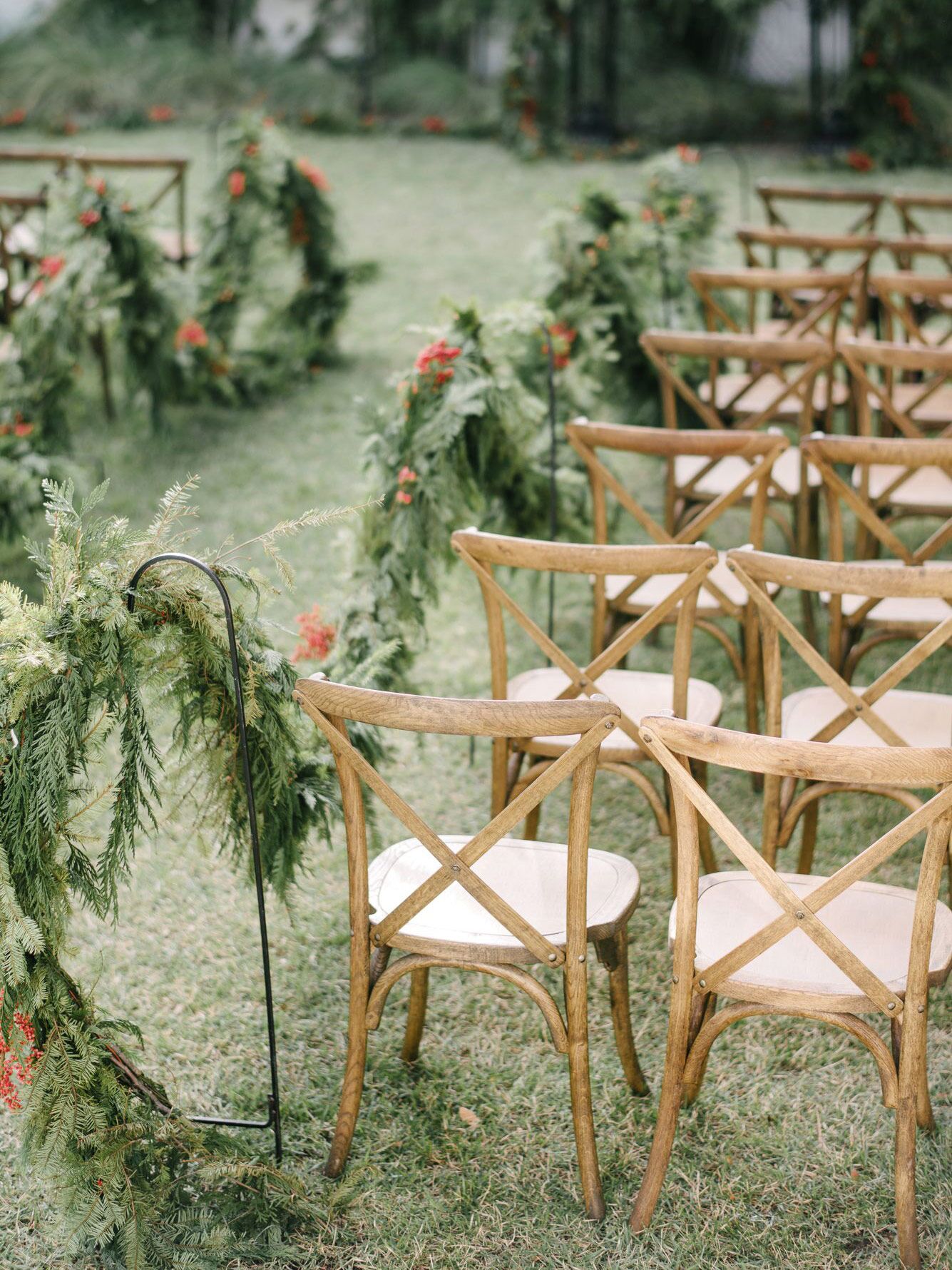 Ceremonia de boda de invierno al aire libre con decoración de pasillo de guirnalda