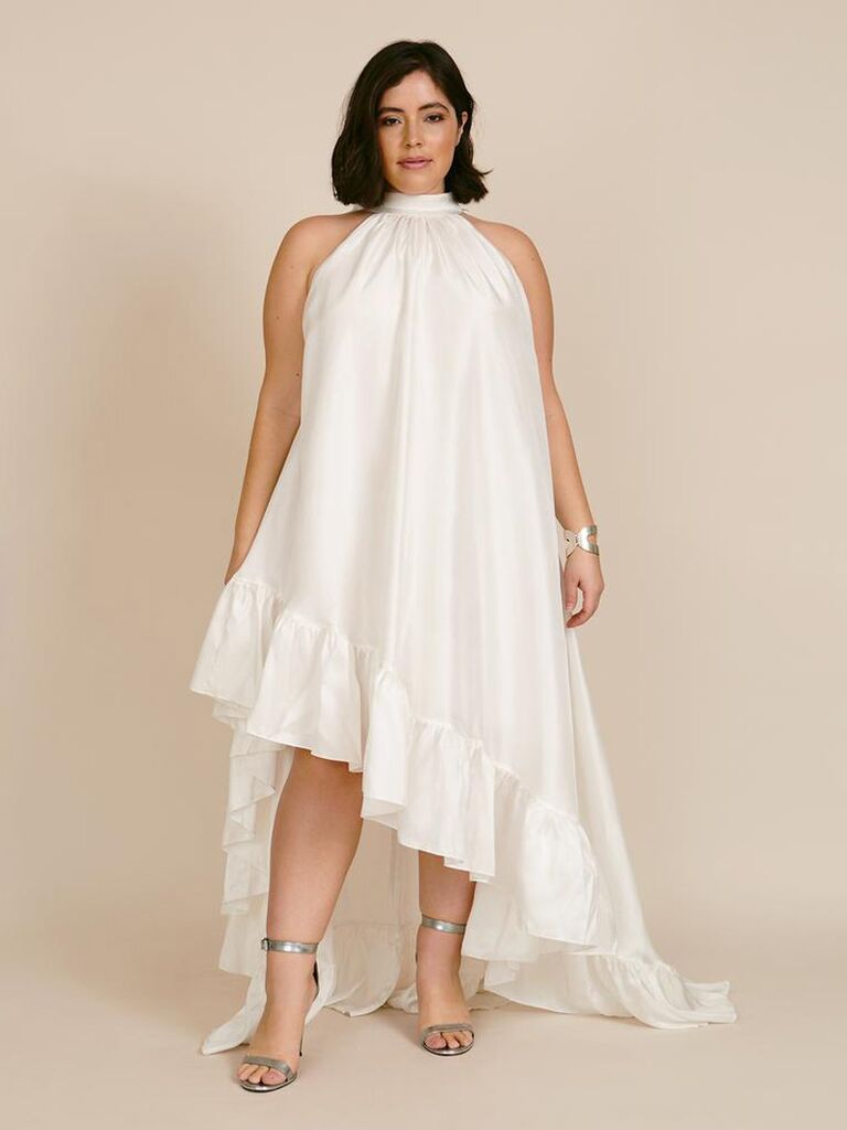 11 chiếc váy high low màu trắng tôn vinh với phần chân váy xếp nếp và đường viền cổ áo hai dây dành cho trang phục tiệc cưới sau tiệc