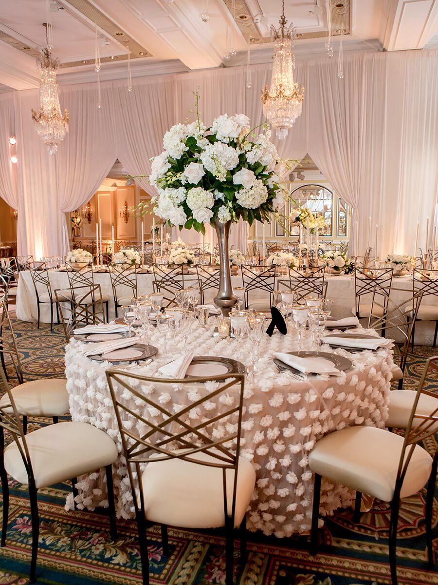 Elegantes centros de mesa altos para bodas de invierno