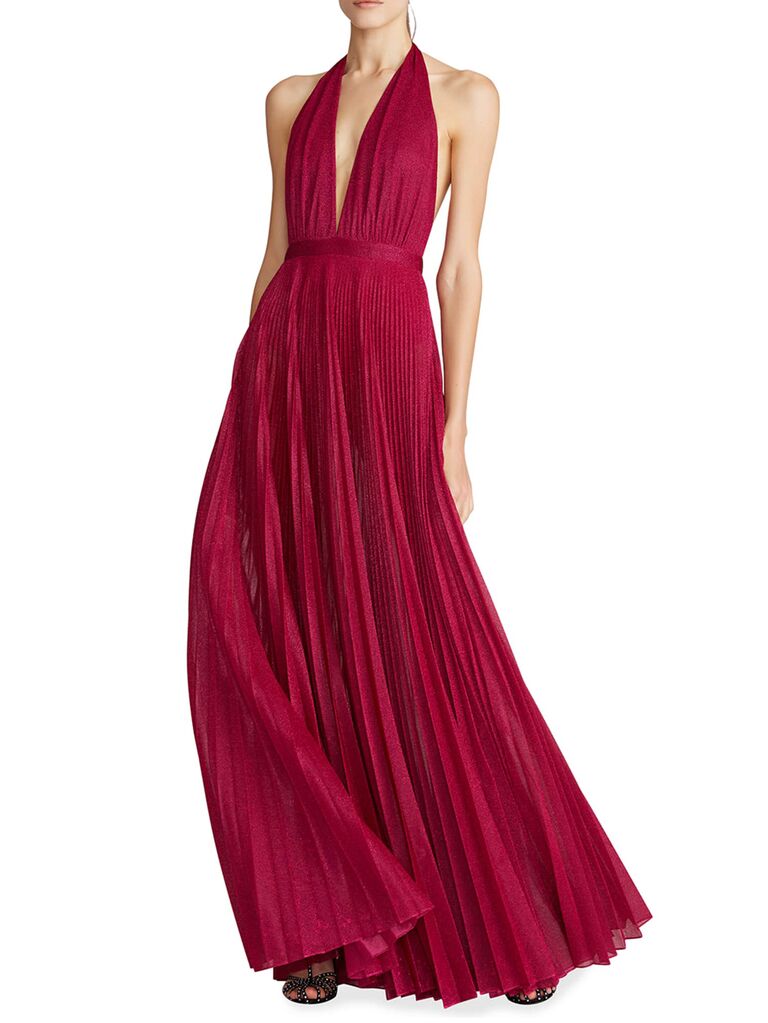 Váy cưới hai dây màu đỏ tía của neiman marcus với váy hoa xếp nếp có đường viền cổ chữ V thấp và dây đai spaghetti dày