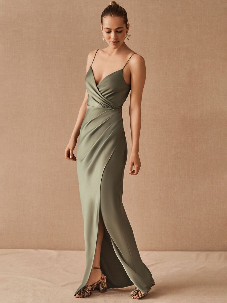 bhldn sage màu xanh lá cây sage màu đen satin cà vạt váy phù dâu với đường viền cổ chữ v và dây đai spaghetti