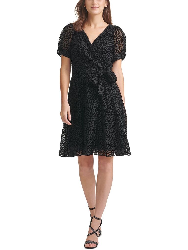 Váy cưới nhung đen macys dành cho khách dự tiệc cưới với cổ chữ V chấm bi thắt eo và tay áo ngắn phồng lưới