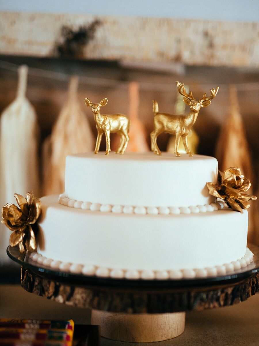 冬の結婚式のための金の鹿のケーキトッパー